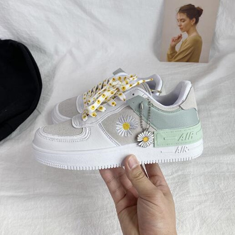 2021 Spring Korean xue sheng ban xie wang Red Little Daisy Sports Shoes White Shoes Woman Shoes Sneakers Vulcanized shoes