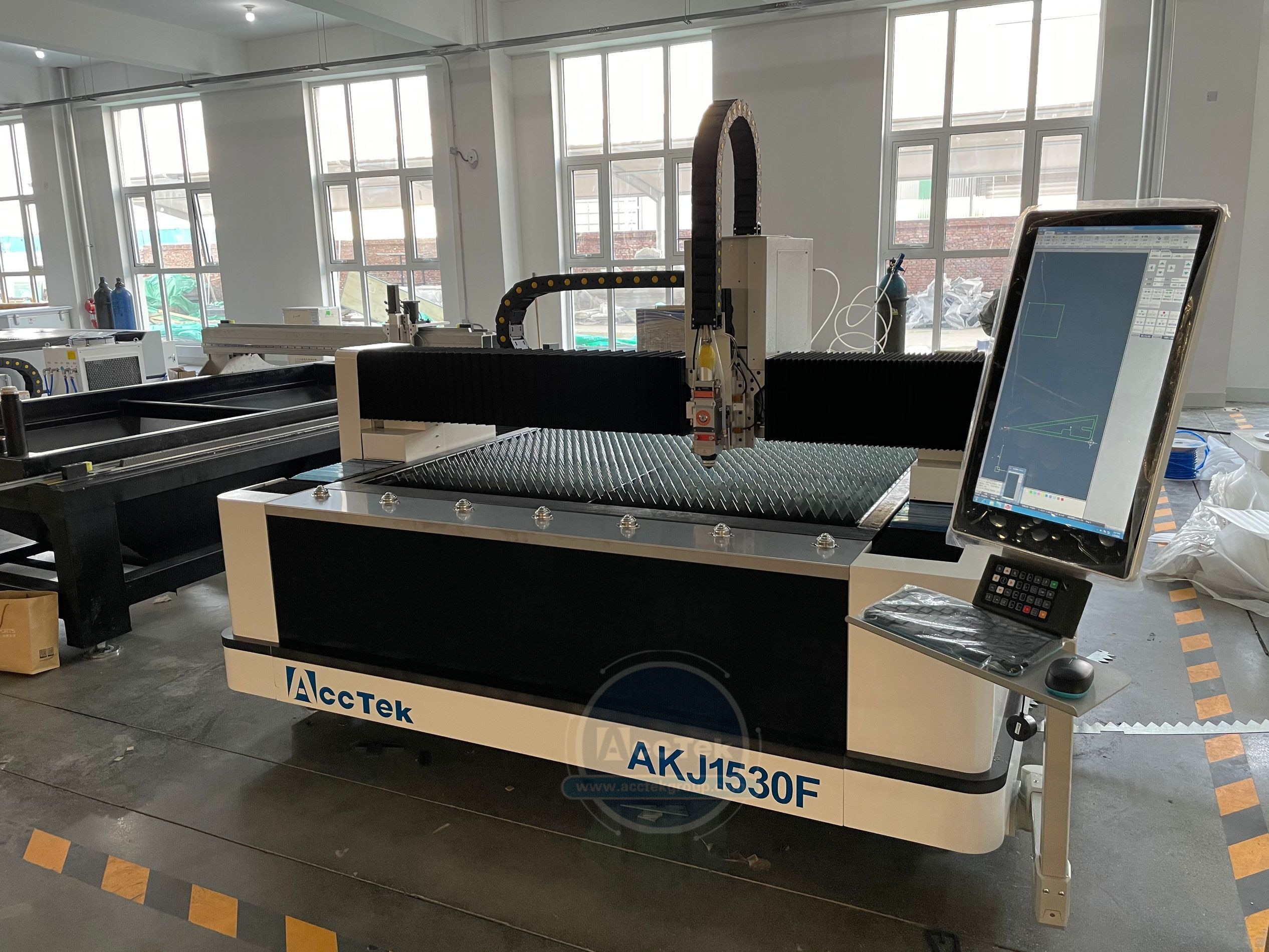 Raytools Laser Cutter Fiber 1800 Steel Brass Copper Fiber Laser Perforated Steel Laser Cutting Machine 1kw 2kw